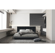 Schlafzimmer mit Bett, Nachttisch und Beleuchtung