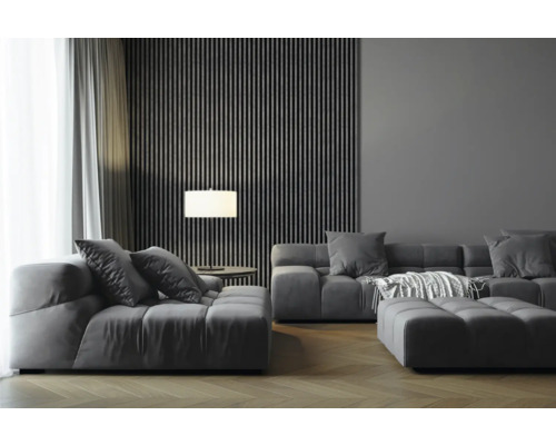 Wohnzimmer mit modularem Sofa, Kissen, Lampe und Wandpaneelen