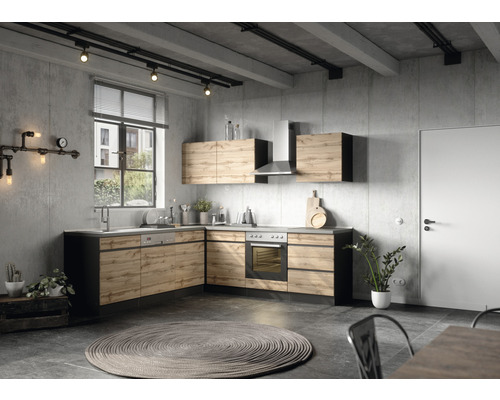 Moderne Küche im Industriedesign mit Holzfronten, Spüle, Herd, Dunstabzugshaube und Beleuchtung.