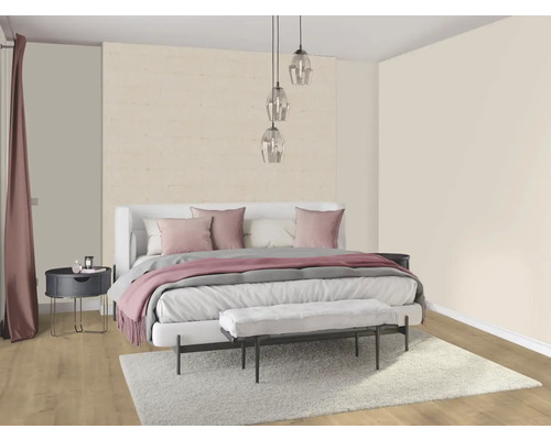 Schlafzimmer mit Bett, Nachttisch, Bank, Teppich und Pendelleuchten