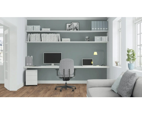 Arbeitszimmer mit Schreibtisch, Bürostuhl, Regalen und Sofa für ein organisiertes und helles Ambiente