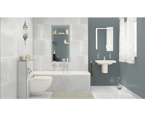 Helles Badezimmer mit Badewanne, Waschbecken und Toilette in schlichtem Design