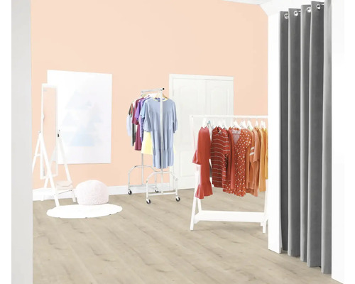 Heller Raum mit Kleiderständern und Vorhang als Umkleidekabine