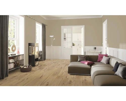 Wohnzimmer mit Sofa, Kaminofen und Holzboden