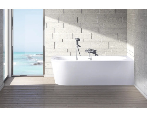 Modernes Badezimmer mit freistehender Badewanne, Armatur und Fenster mit Meerblick.