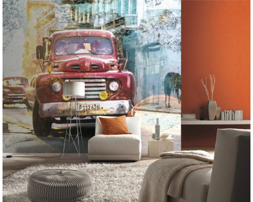 Fototapete mit einem Oldtimer-Truck in einer Straßenszene