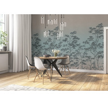 Esszimmer mit Esstisch, Stühlen und Wandtapete mit Baumdesign für ein helles und organisiertes Ambiente.