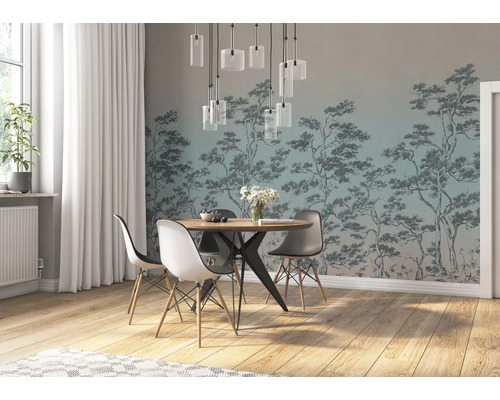 Esszimmer mit Esstisch, Stühlen und Wandtapete mit Baumdesign für ein helles und organisiertes Ambiente.