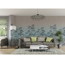 Wohnzimmer mit Sofa, Couchtisch, Stehlampe, Zimmerpflanze und Wandtapete mit Baumdesign