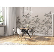 Esszimmer mit Esstisch, Stühlen, Tapete mit Baumdesign und Pendelleuchten.