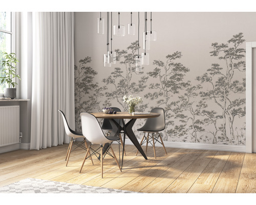 Esszimmer mit Esstisch, Stühlen, Tapete mit Baumdesign und Pendelleuchten.