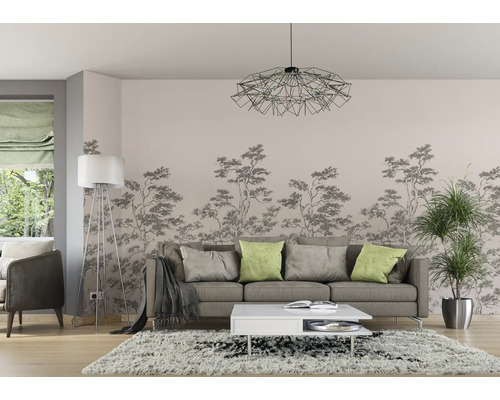 Wohnzimmer mit Sofa, Couchtisch, Stehlampe und gemusterter Tapete