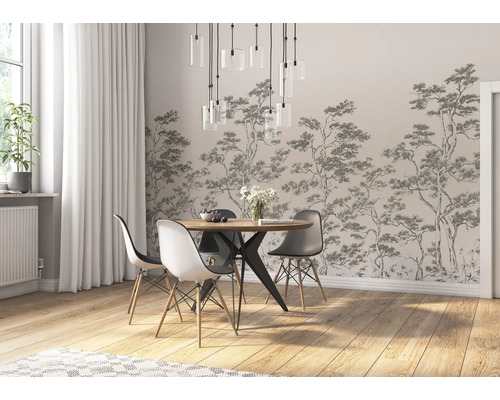 Esszimmer mit Esstisch, Stühlen und Waldtapete