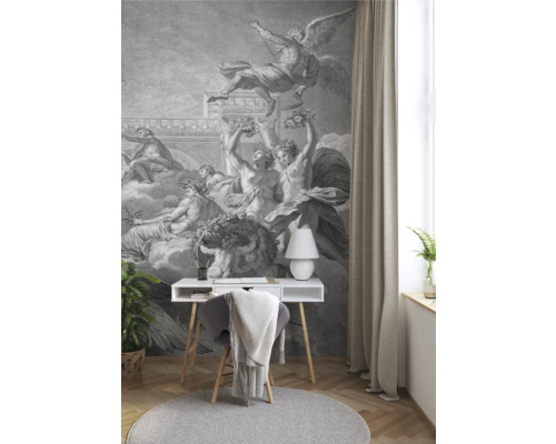 Wohnzimmer mit Fototapete eines historischen Gemäldes, Schreibtisch und Stuhl