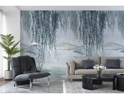 Wohnzimmer mit Fototapete mit Weidenmotiv, Sessel und Sofa