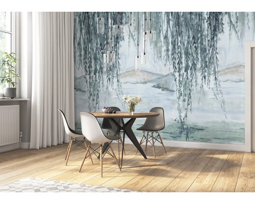 Esszimmer mit Esstisch, Stühlen und Wandbild mit Weidenmotiv