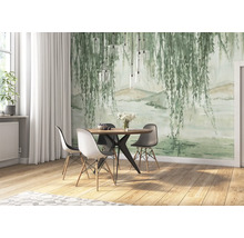 Esszimmer mit Esstisch, Stühlen, Tapete mit Baumdesign und Pendelleuchten