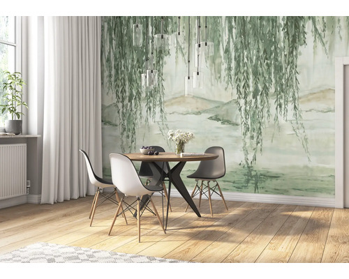 Esszimmer mit Esstisch, Stühlen, Tapete mit Baumdesign und Pendelleuchten