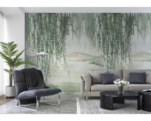 Wohnzimmer mit Fototapete Weide, Sofa, Sessel, Zimmerpflanze und Tisch