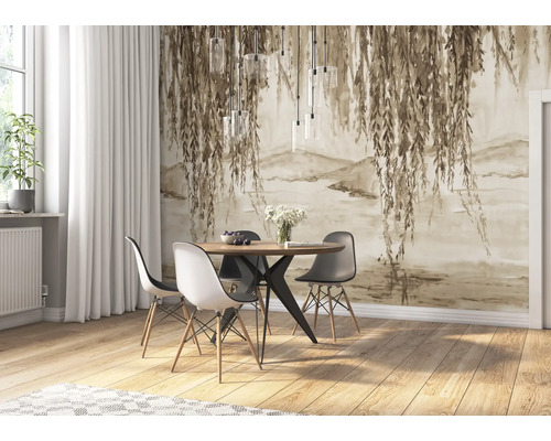 Esszimmer mit Holztisch, Stühlen und einer Tapete mit Landschaftsmotiv