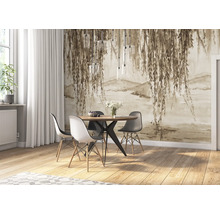 Esszimmer mit Holztisch, Stühlen und Fototapete mit Baummotiv