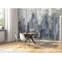 Esszimmer mit rundem Tisch, Stühlen und einer Wand mit einem abstrakten Stadtmotiv