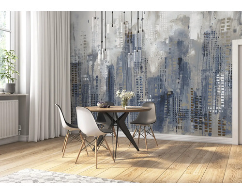 Esszimmer mit rundem Tisch, Stühlen und einer Wand mit einem abstrakten Stadtmotiv