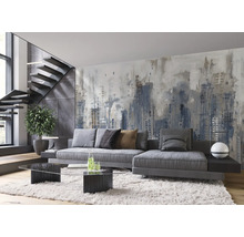 Wohnzimmer mit Sofa, Couchtisch und Wandtapete mit Stadtmotiv