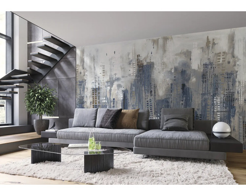 Wohnzimmer mit grauem Sofa, Glascouchtisch und Wandtapete im abstrakten Stil