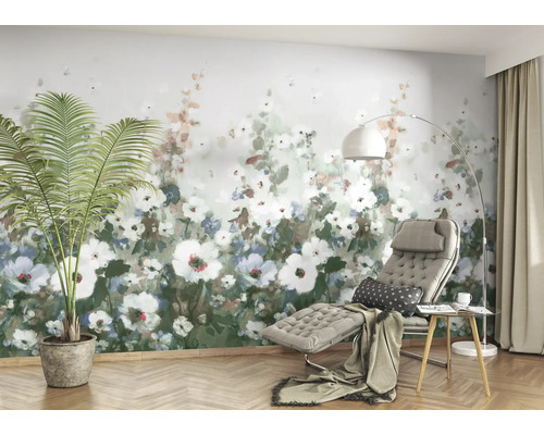 Heller Raum mit floraler Tapete, Liege und Zimmerpflanze.