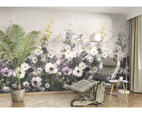 Wohnraum mit Fototapete Blumenmotiv, Liege, Stehlampe und Zimmerpflanze