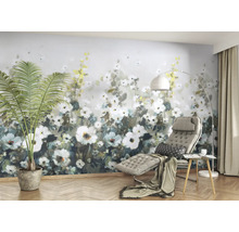 Wohnzimmer mit Blumenmustertapete, Liegestuhl und Stehlampe