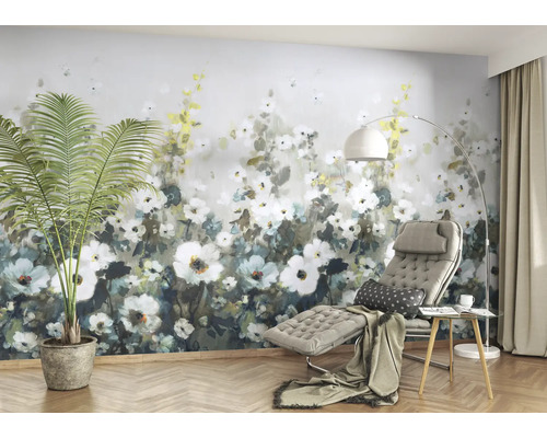 Dekoratives Zimmer mit Blumentapete, Liegestuhl und Stehlampe