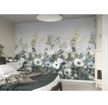 Schlafzimmer mit floraler Fototapete, Bett und Kachelofen
