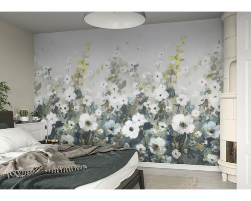 Schlafzimmer mit floraler Fototapete, Bett und Kachelofen
