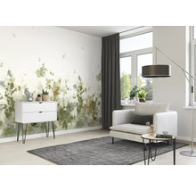 Wohnzimmer mit Blumentapete, Sessel und Kommode für eine helle und freundliche Atmosphäre