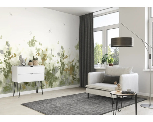 Wohnzimmer mit Blumentapete, Sessel und Kommode für eine helle und freundliche Atmosphäre
