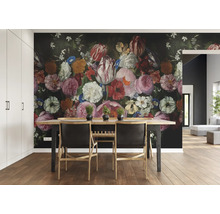 Esszimmer mit Esstisch, Stühlen und Fototapete mit Blumenmuster