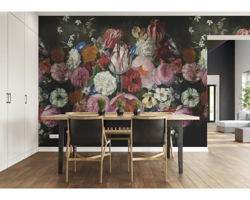 Esszimmer mit Esstisch, Stühlen und Fototapete mit Blumenmuster