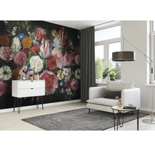Wohnzimmer mit Blumentapete, Sessel, Beistelltisch und Teppich