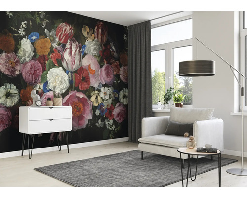 Wohnzimmer mit Blumentapete, Sessel, Beistelltisch und Teppich