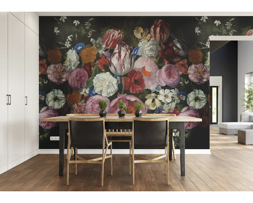 Esszimmer mit floraler Fototapete und Holztisch mit Stühlen