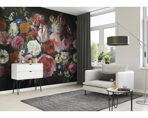 Wohnzimmer mit floraler Fototapete, Sessel, Teppich und Kommode