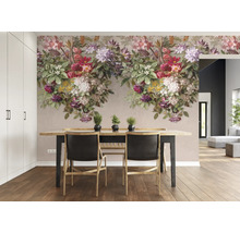 Esszimmer mit Esstisch, Stühlen und Fototapete mit Blumenmuster für eine helle Atmosphäre.