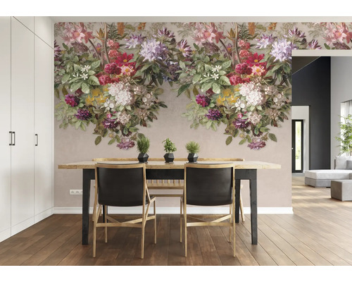 Esszimmer mit Esstisch, Stühlen und Fototapete mit Blumenmuster für eine helle Atmosphäre.