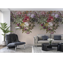 Wohnraum mit floraler Fototapete, Sessel und Sofa