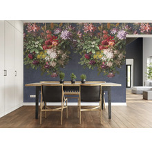 Esszimmer mit Blumentapete und Holztisch