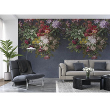 Wohnzimmer mit floraler Fototapete, Sessel und Sofa
