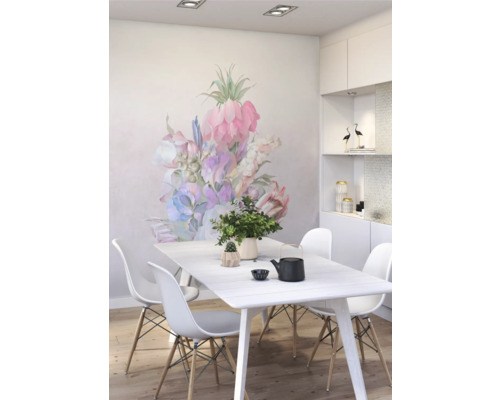 Esszimmer mit Esstisch, Stühlen und Blumenwandtattoo