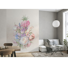 Wohnraum mit Blumenwandtattoo, Sofa und Esstisch